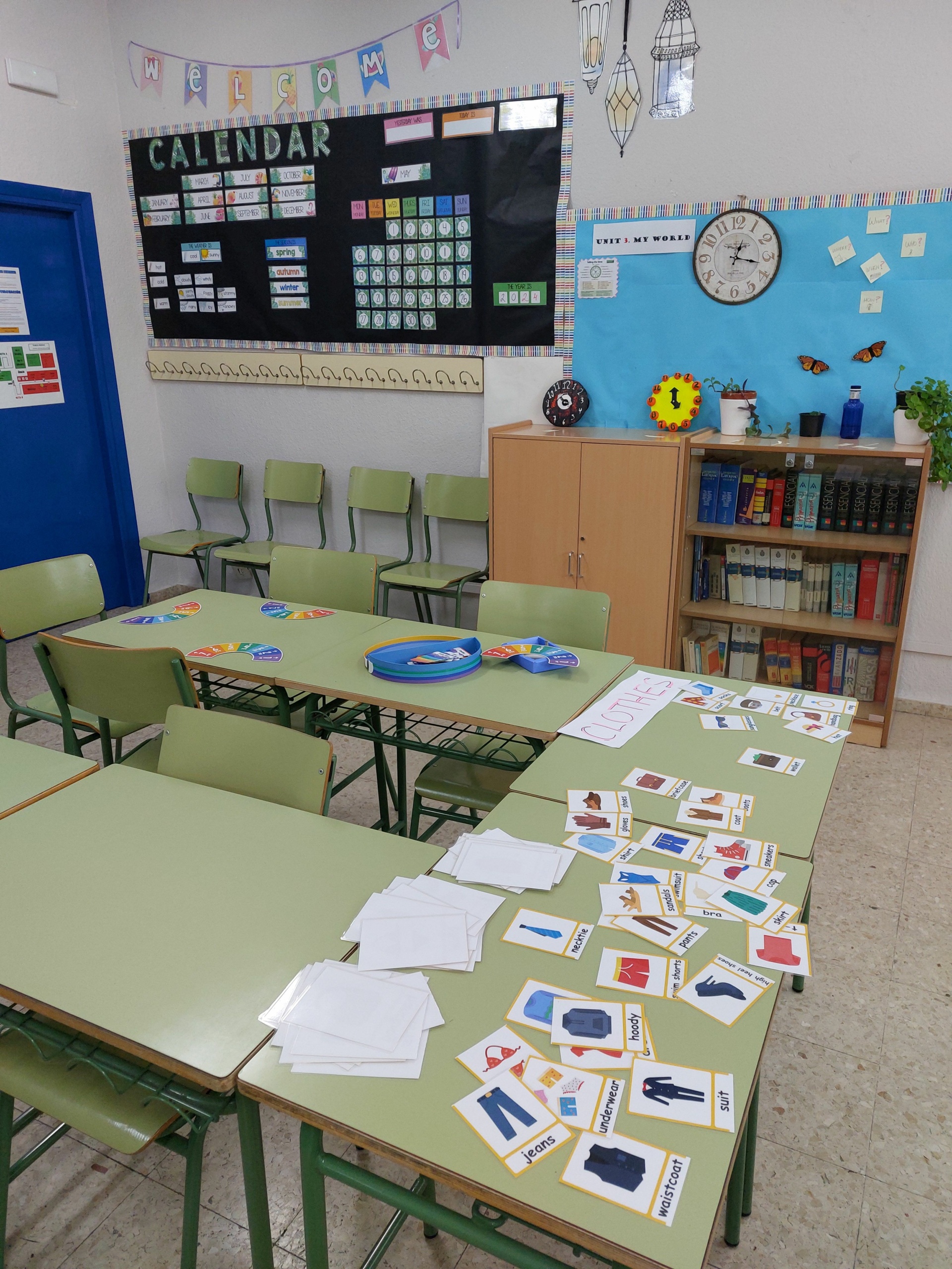 Luokkahuone, pöydillä kuvakortteja